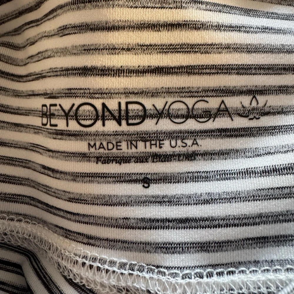 Beyond Yoga Black and white Stripe legging small - Picture 4 of 4